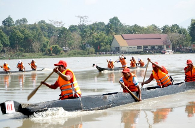 Đắk Lắk: Sôi nổi Hội đua thuyền độc mộc trên hồ Lắk (12/3/2023)